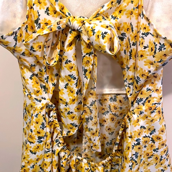 Adorable, floral Romper with ruffled skirt - Picture 3 of 3